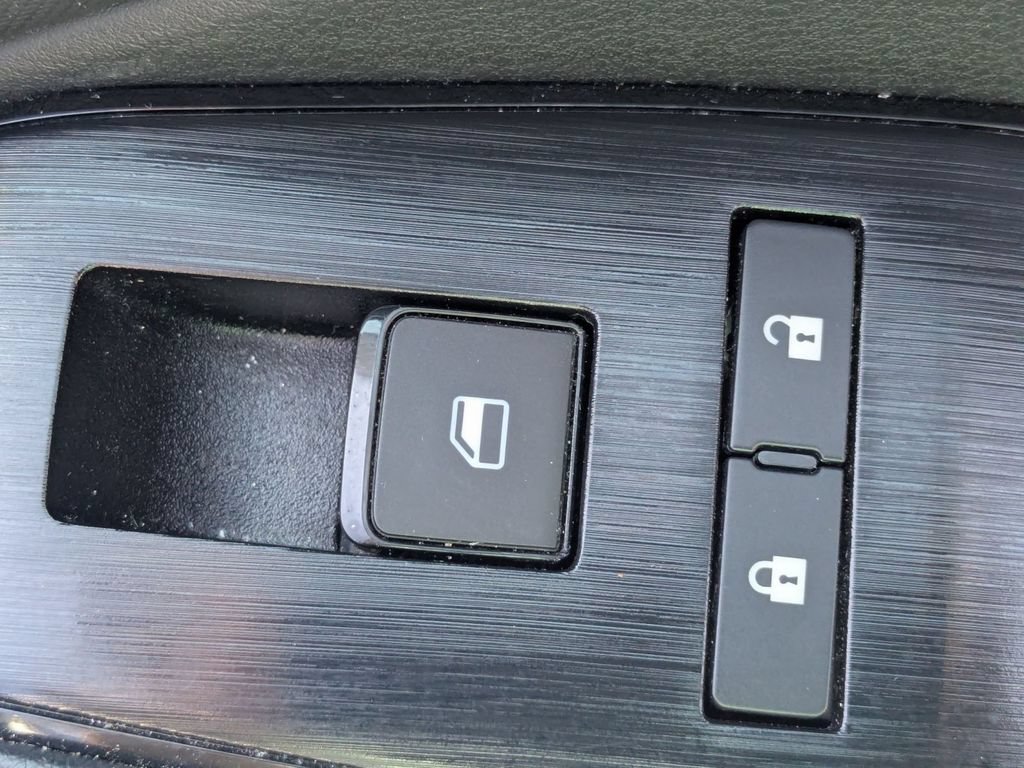 Used 2024 Nissan Rogue S AWD/4WD image 31