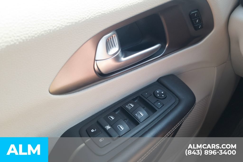 Used 2024 Chrysler Pacifica Touring-L FWD image 15