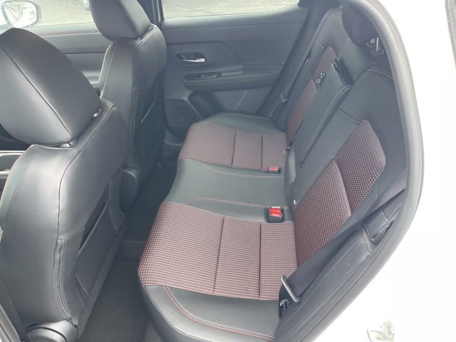 New 2025 Nissan Kicks SR image 12