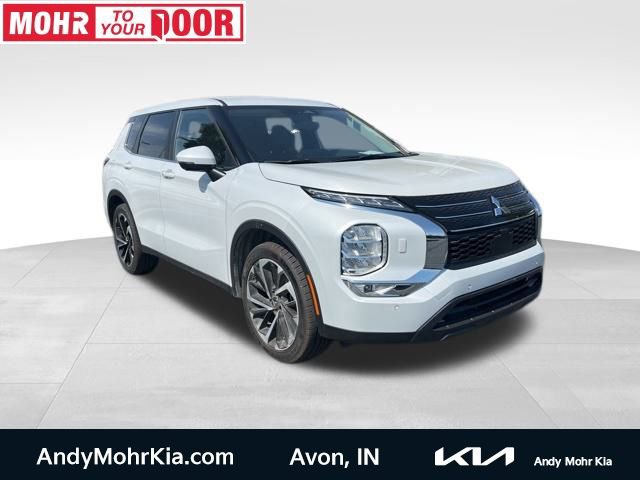 Used 2024 Mitsubishi Outlander SE image 1