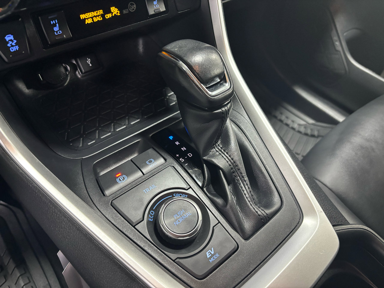 Used 2021 Toyota RAV4 XLE Premium image 40