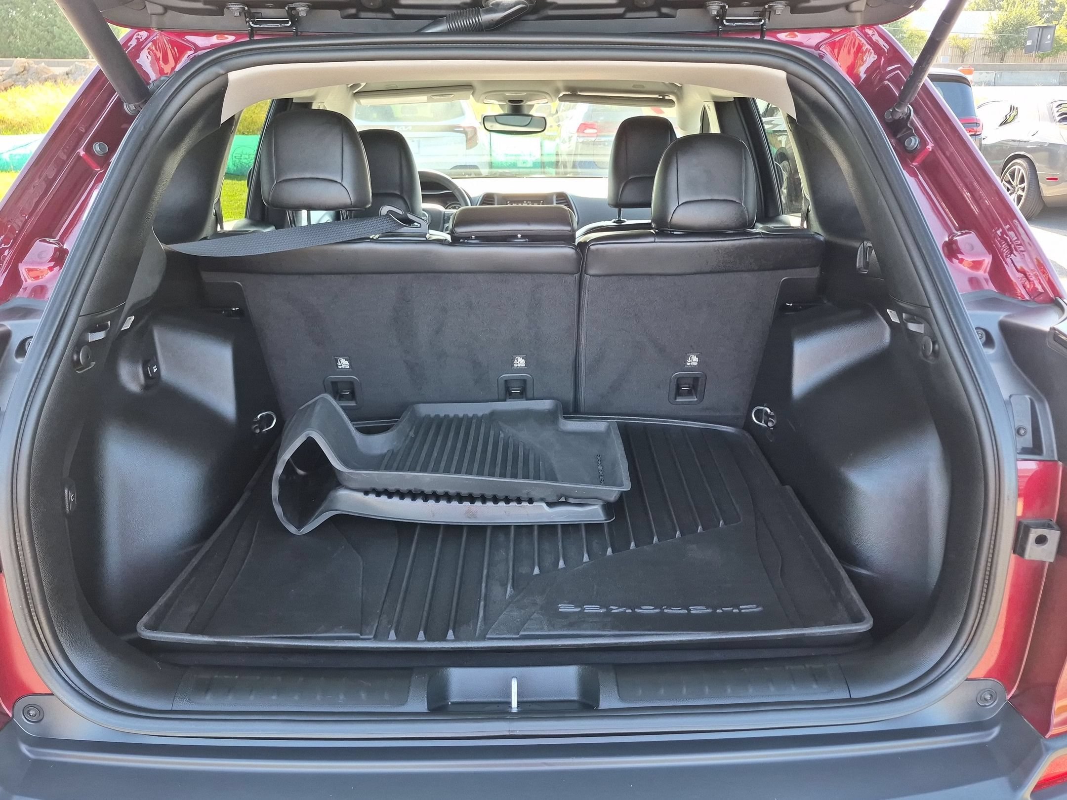 Used 2019 Jeep Cherokee Latitude Plus w/ Comfort/Convenience Group FWD image 31