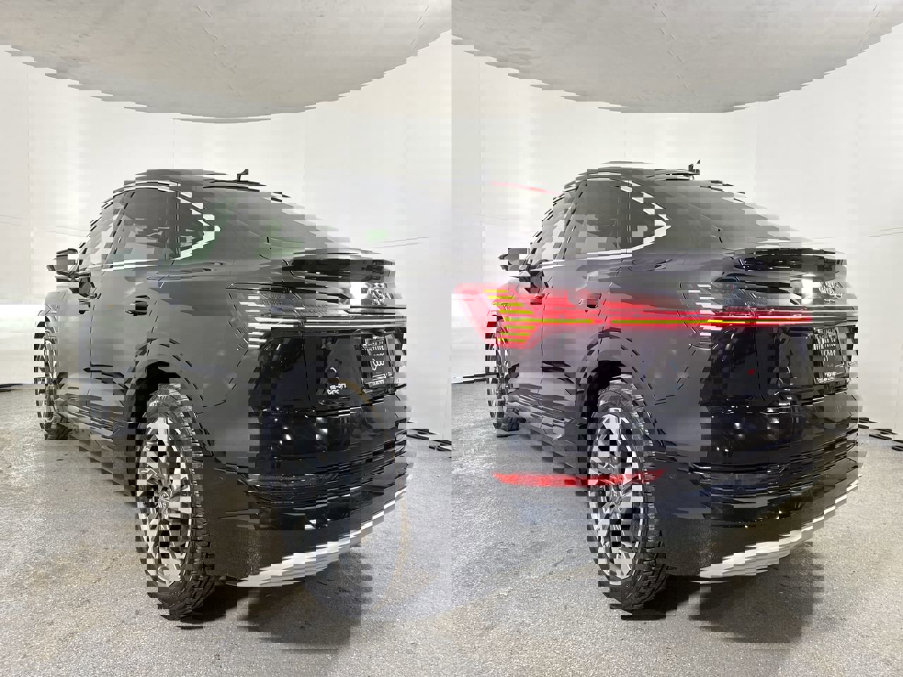 Used 2020 Audi e-tron Premium Plus image 34