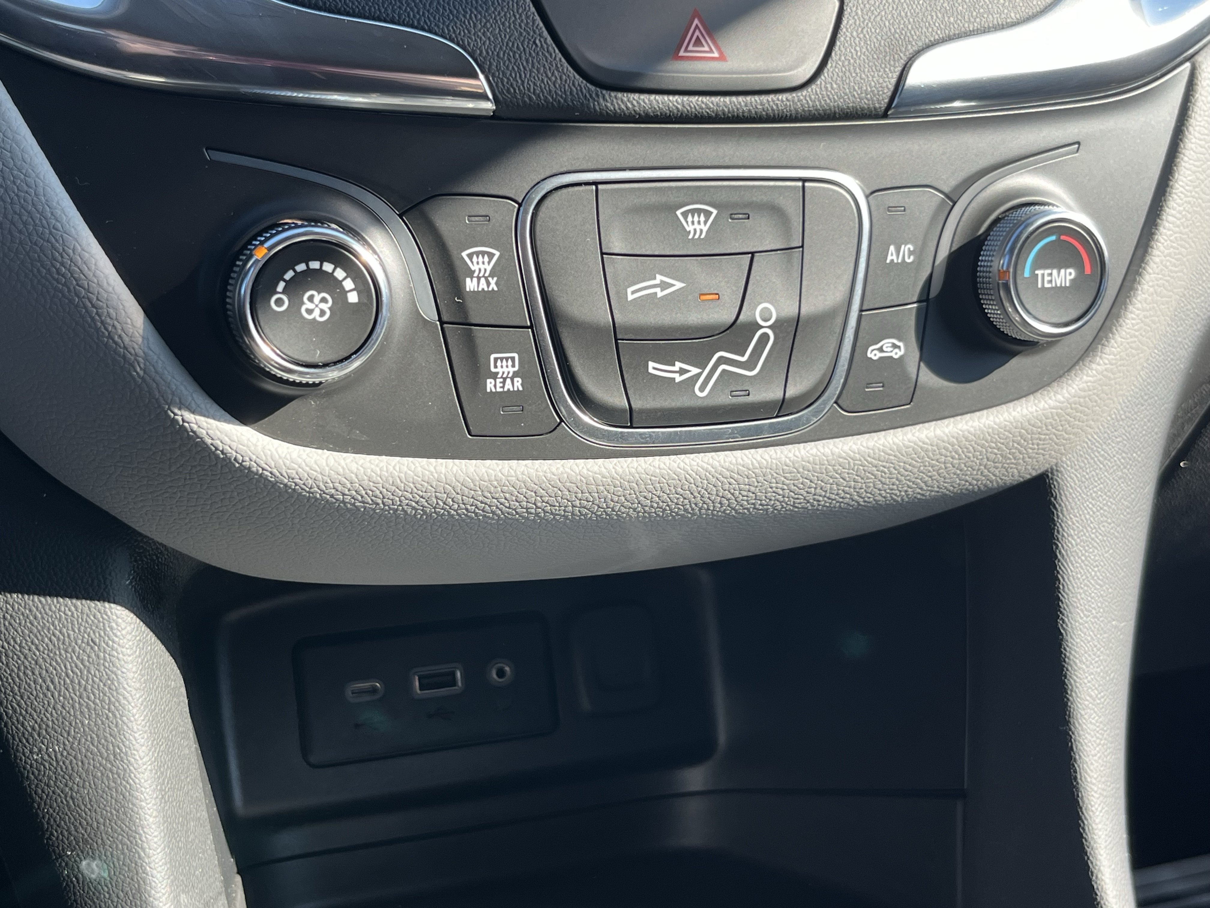 Used 2019 Chevrolet Equinox LS w/ LS Convenience Package AWD/4WD image 32