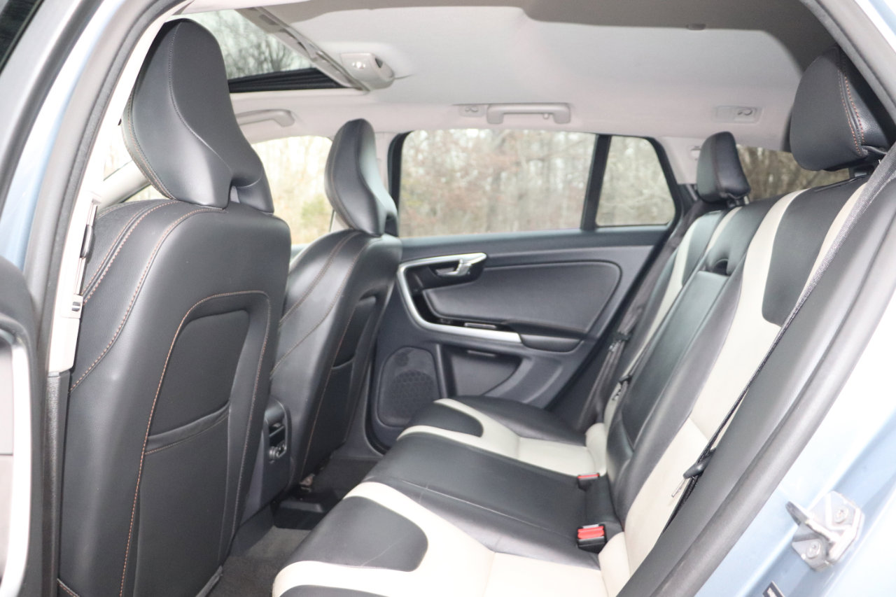 Used 2017 Volvo V60 T5 Cross Country w/ Climate Package image 27