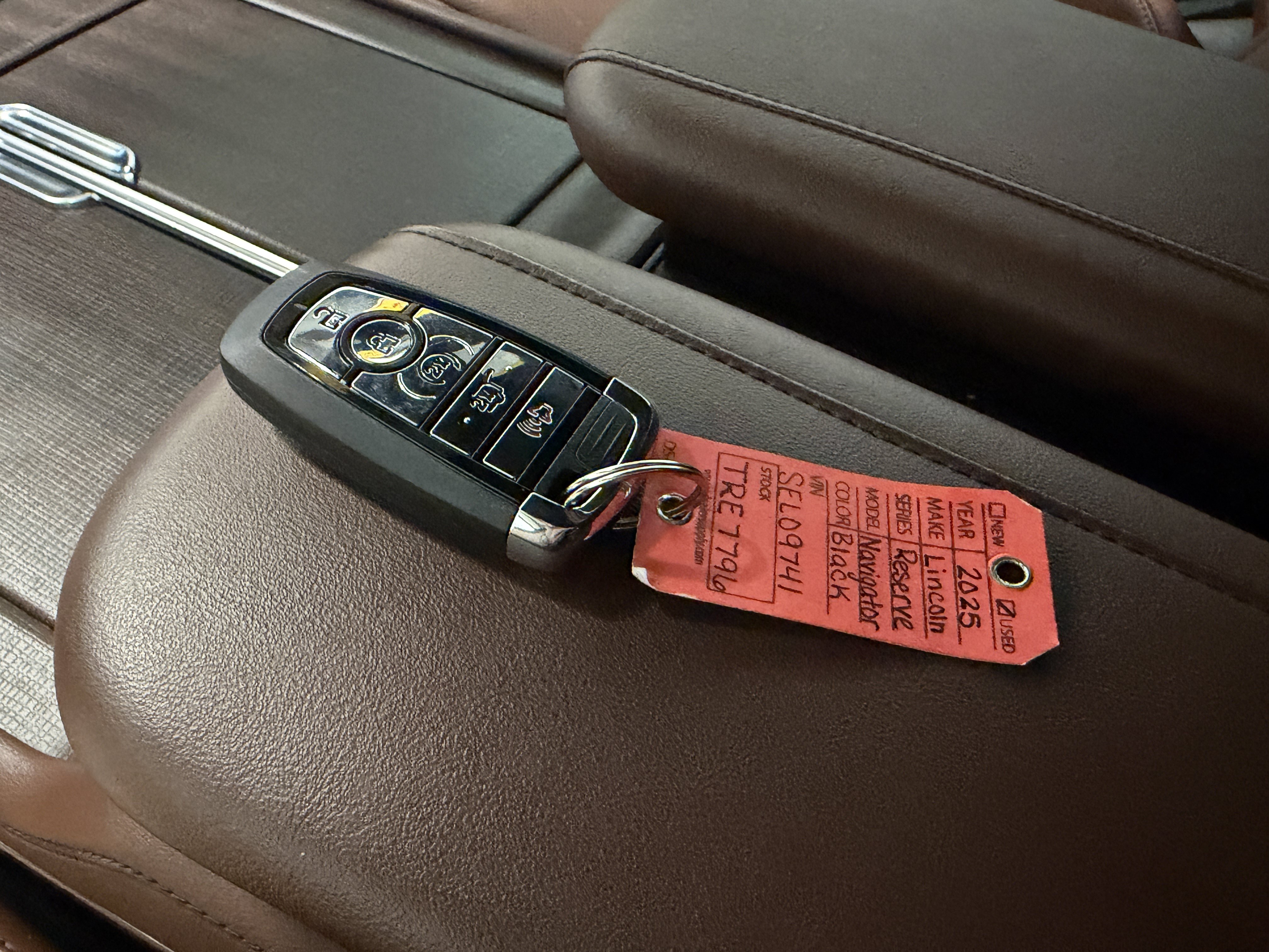 Used 2025 Lincoln Navigator Reserve AWD/4WD image 18