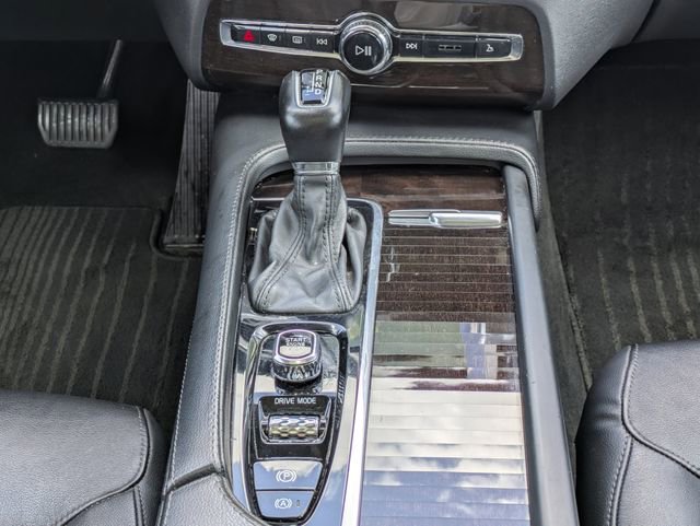 Used 2019 Volvo XC90 T5 Momentum w/ Multimedia Package AWD/4WD image 16