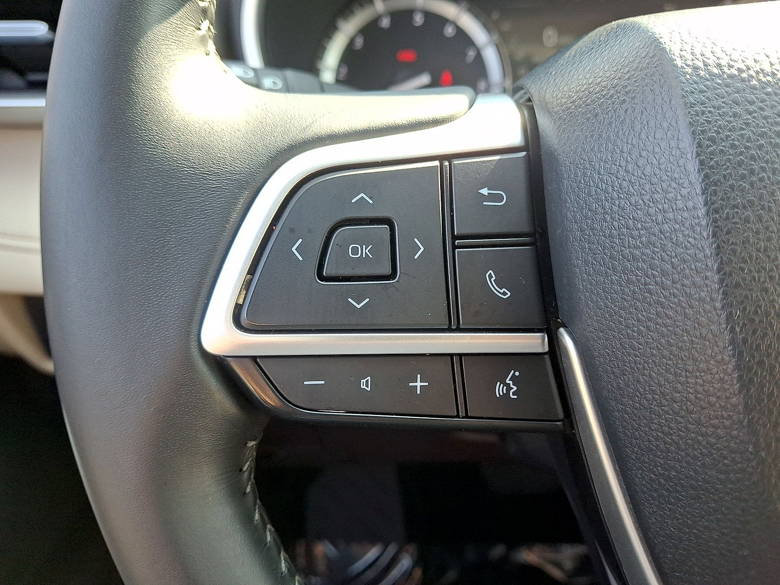 Used 2022 Toyota Highlander XLE AWD/4WD image 17