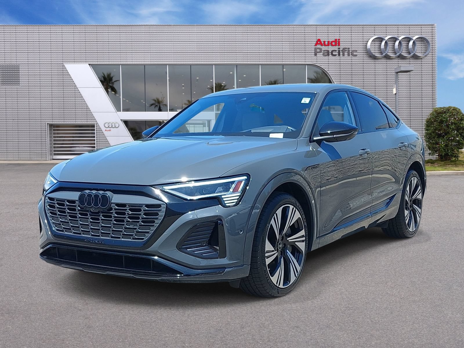 Used 2024 Audi Q8 e-tron Prestige w/ Prestige Package AWD/4WD image 1
