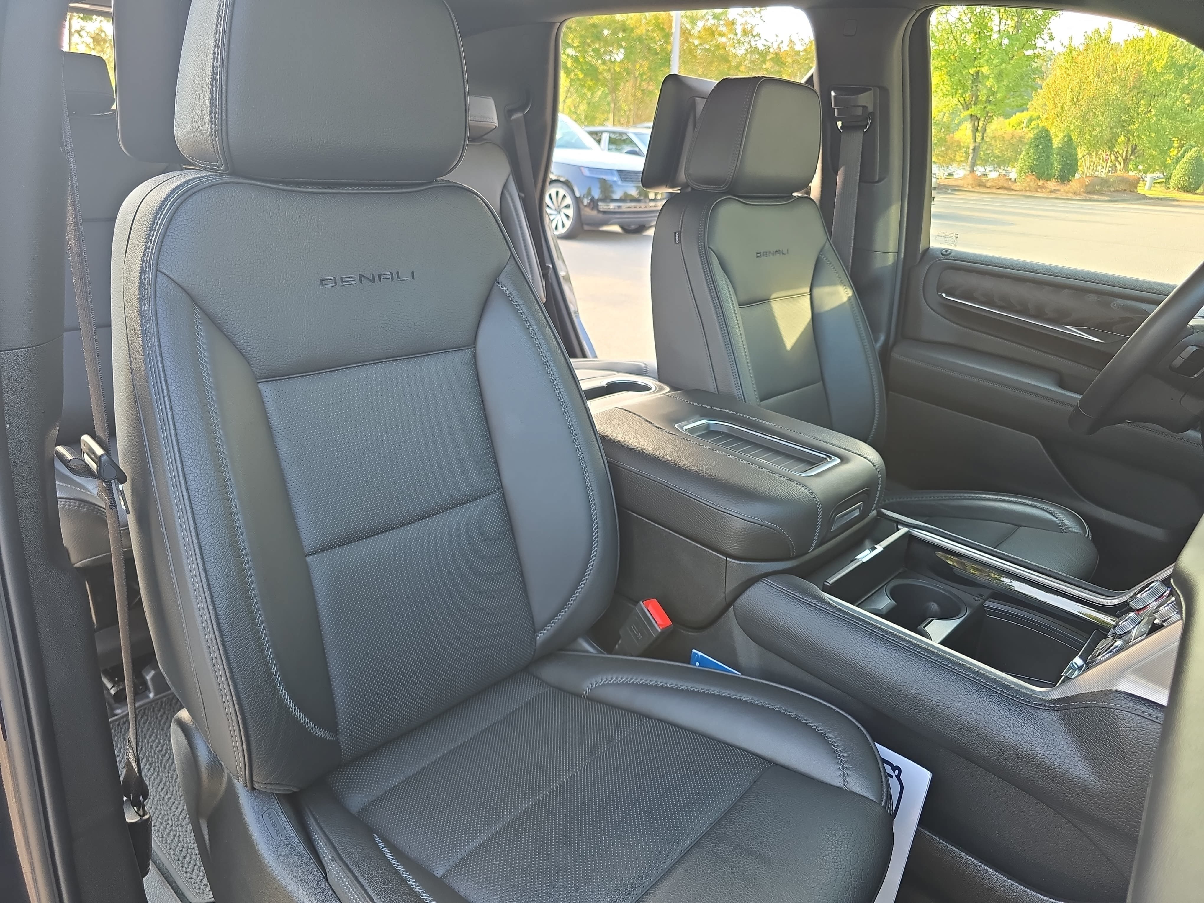 Used 2024 GMC Yukon Denali w/ Advanced Technology Package AWD/4WD image 10