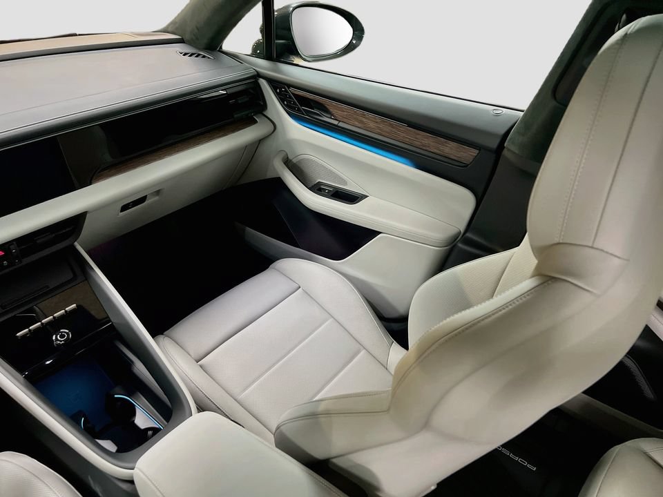 New 2026 Porsche Macan Turbo Electric AWD/4WD image 26