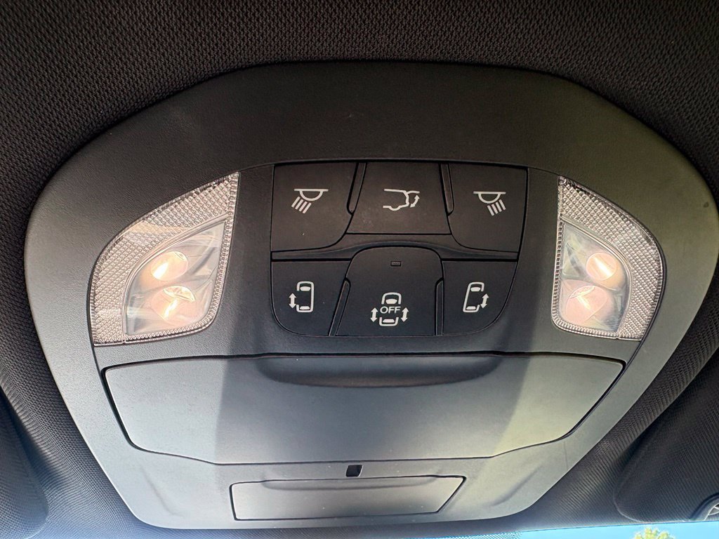 Used 2023 Chrysler Pacifica Touring FWD image 5
