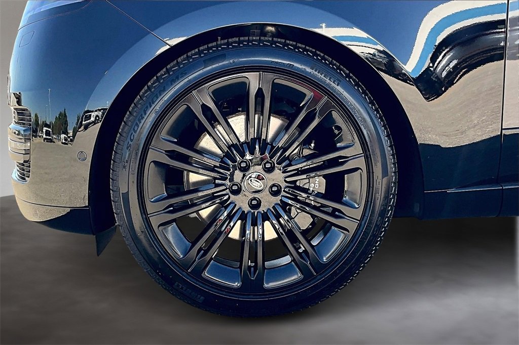 New 2025 Land Rover Range Rover Long Wheelbase SE image 12