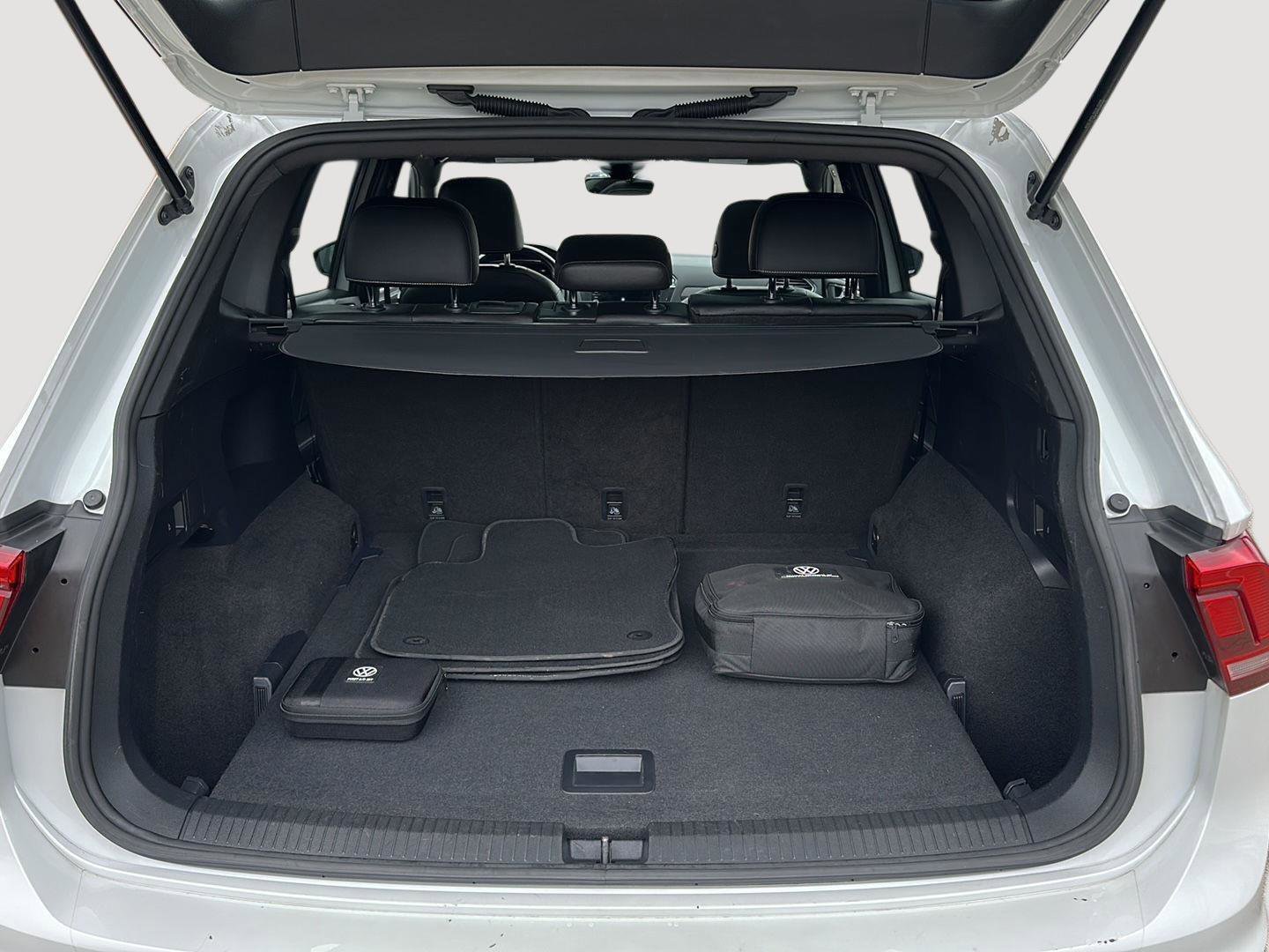 Certified 2023 Volkswagen Tiguan SE R-Line AWD/4WD image 14