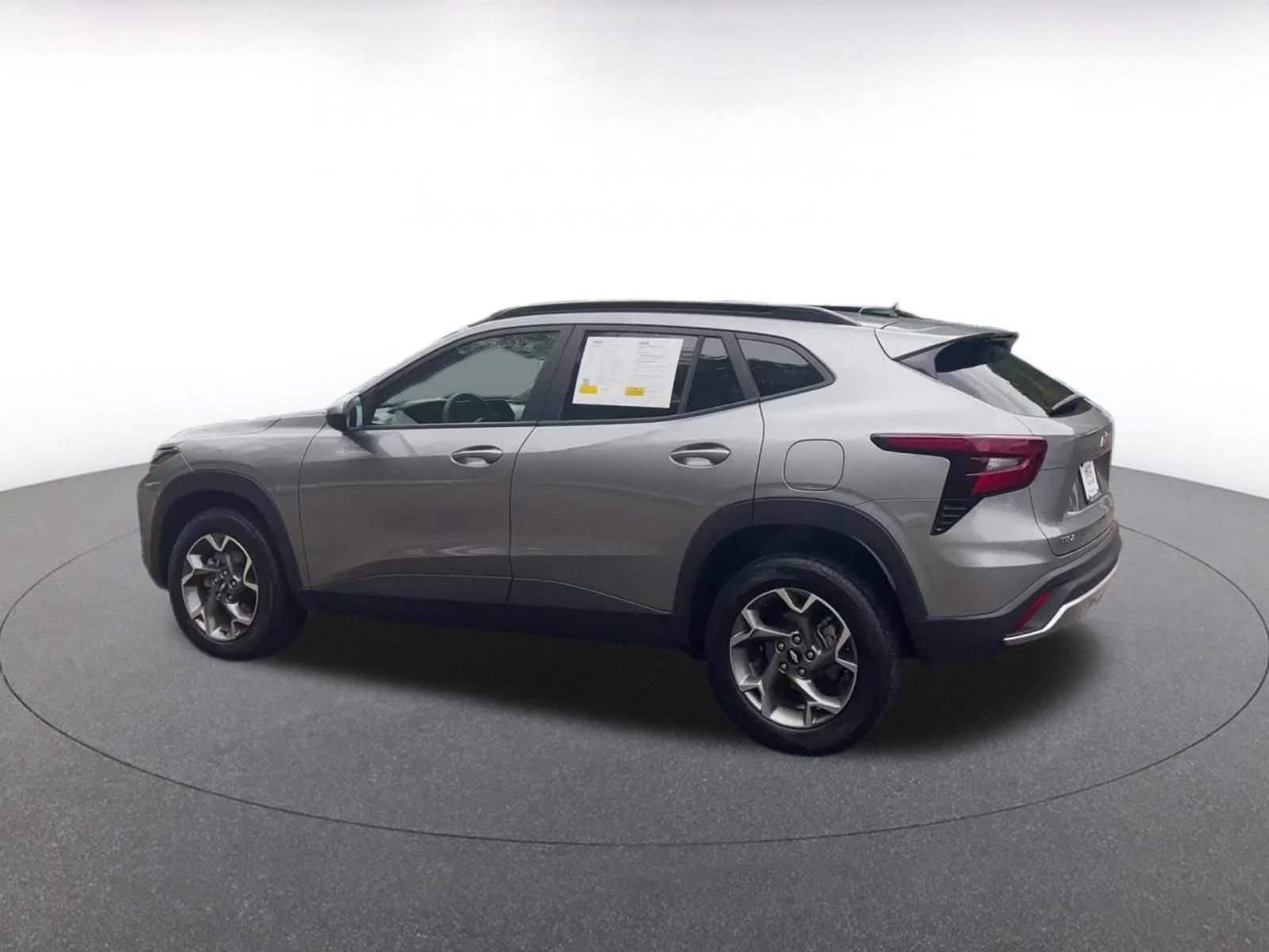 Used 2025 Chevrolet Trax LT FWD image 10