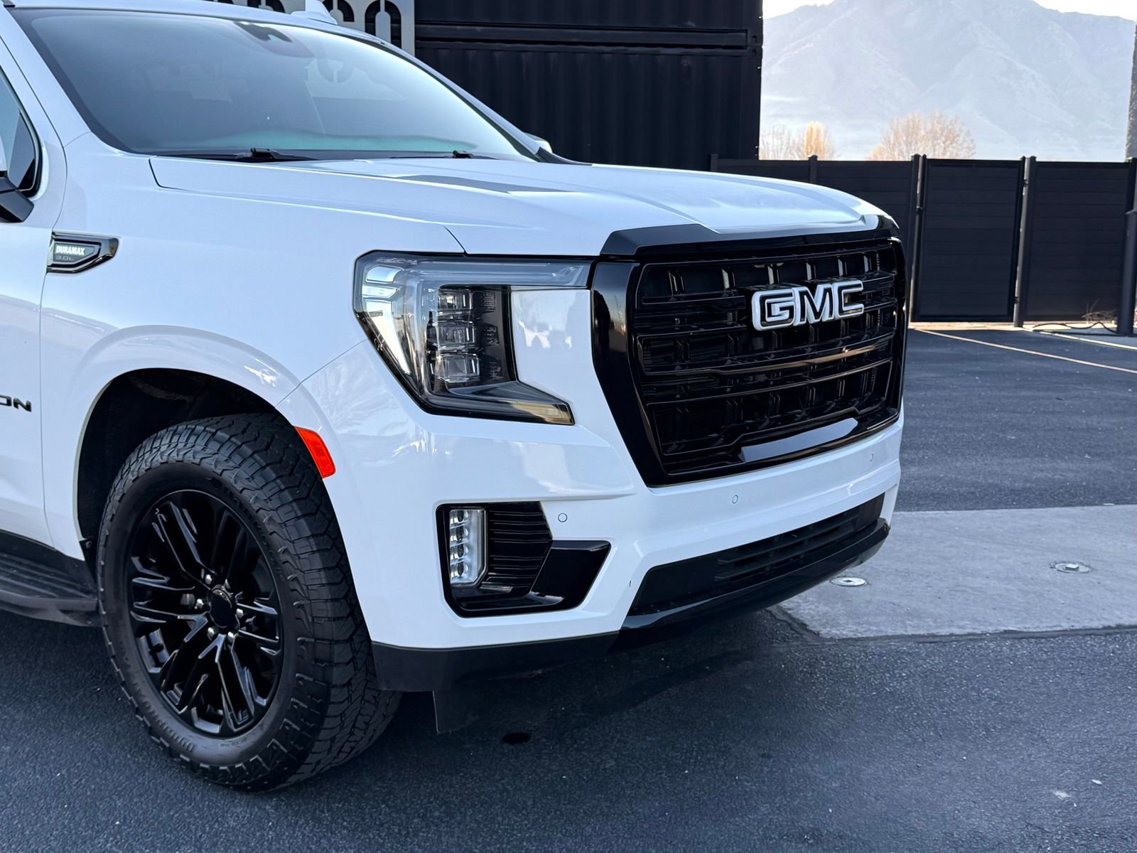 Used 2023 GMC Yukon XL SLE AWD/4WD image 3
