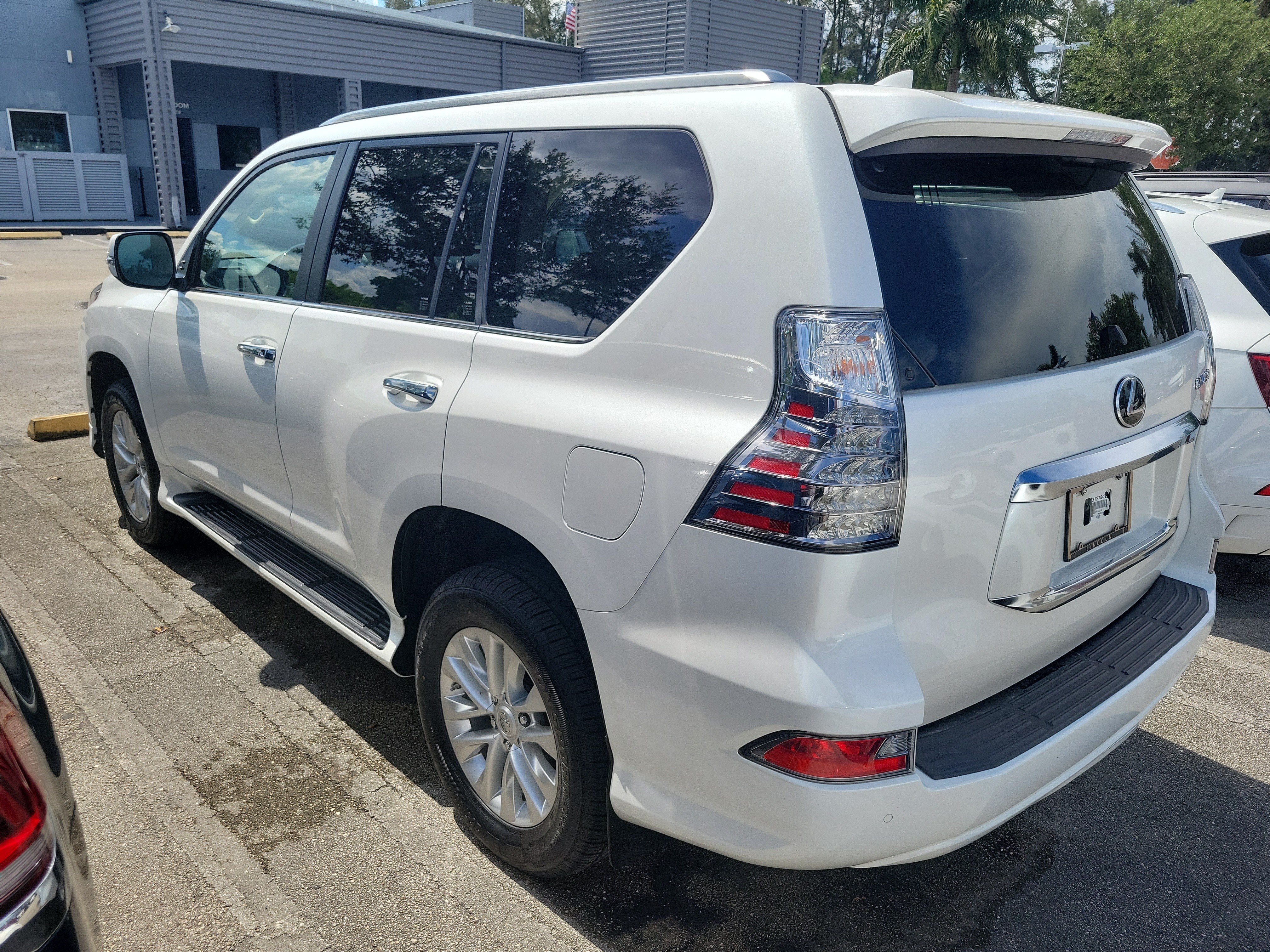Used 2023 Lexus GX 460 Premium w/ Premium Package AWD/4WD image 3