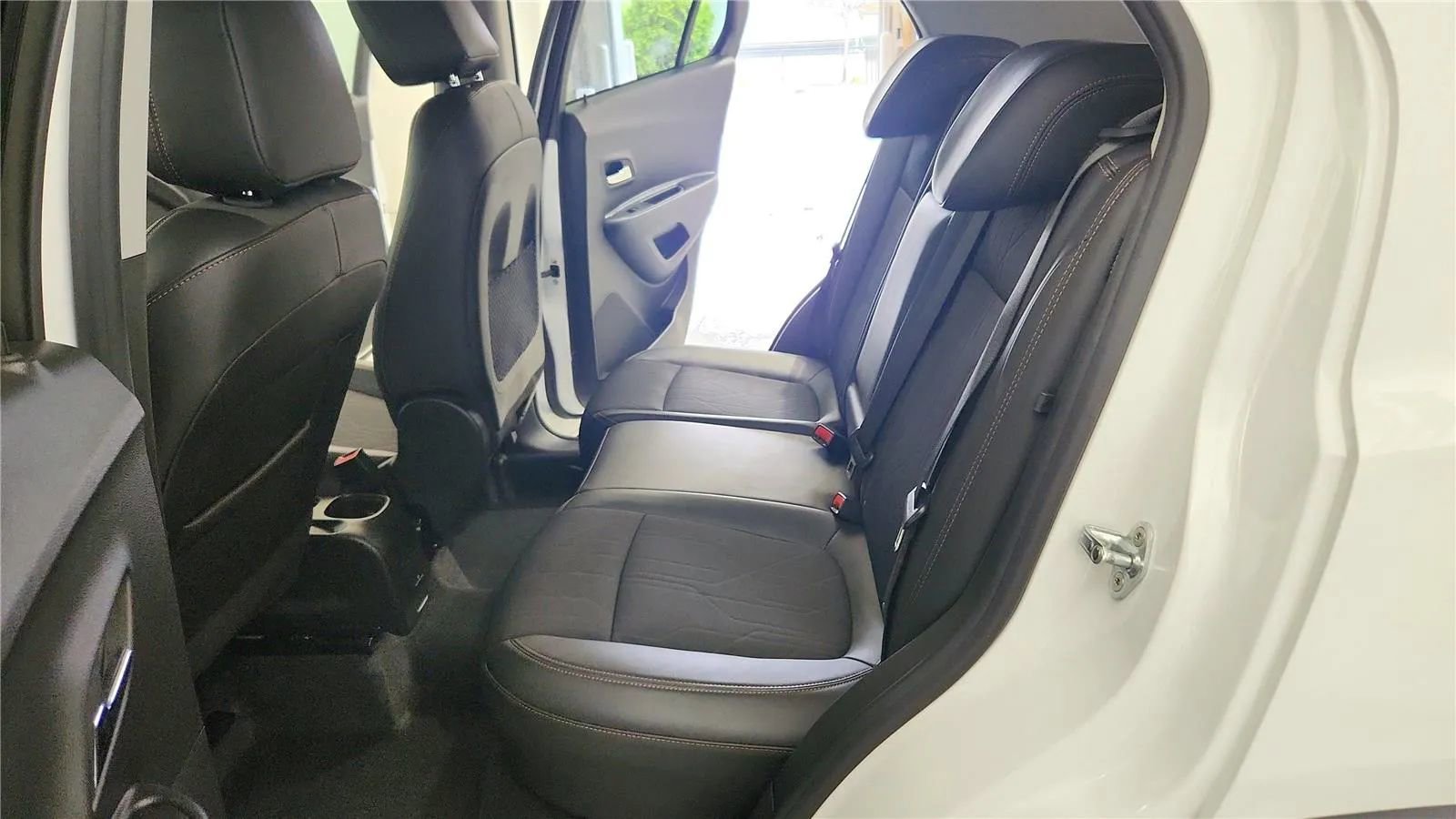 Used 2021 Chevrolet Trax LT w/ LT Convenience Package image 32