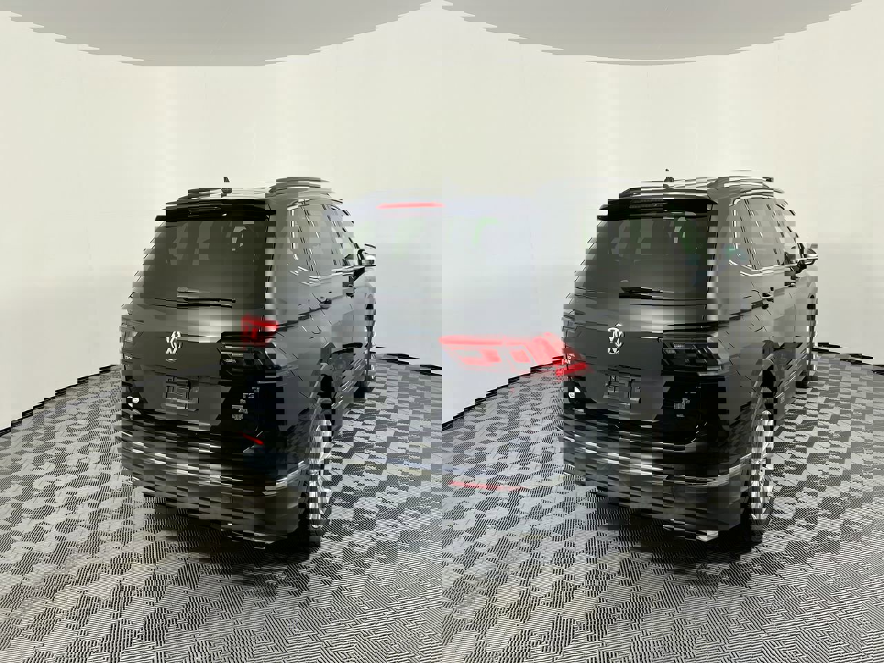 Used 2018 Volkswagen Tiguan SE image 3