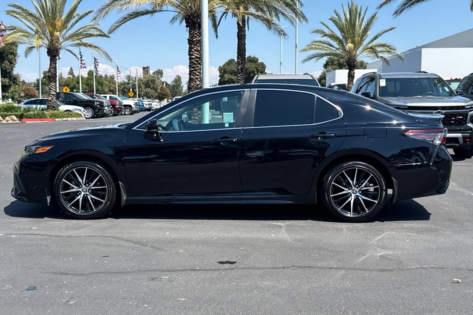 Used 2022 Toyota Camry SE FWD image 6