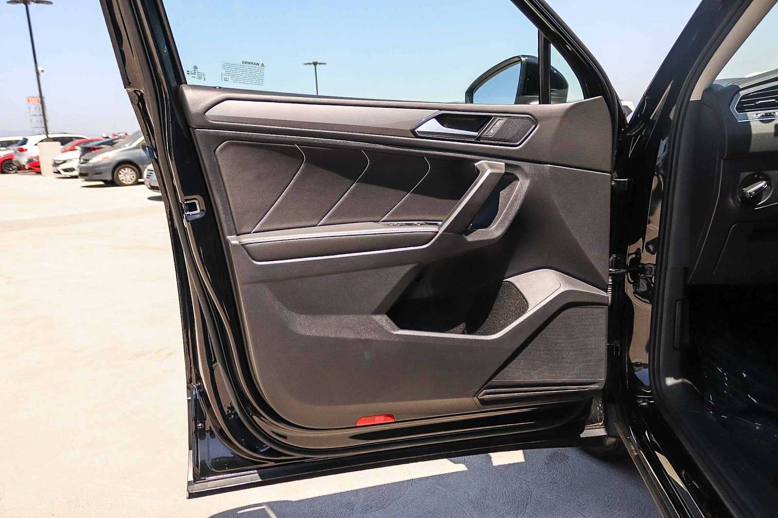 Used 2023 Volkswagen Tiguan SE w/ Panoramic Sunroof Package FWD image 21