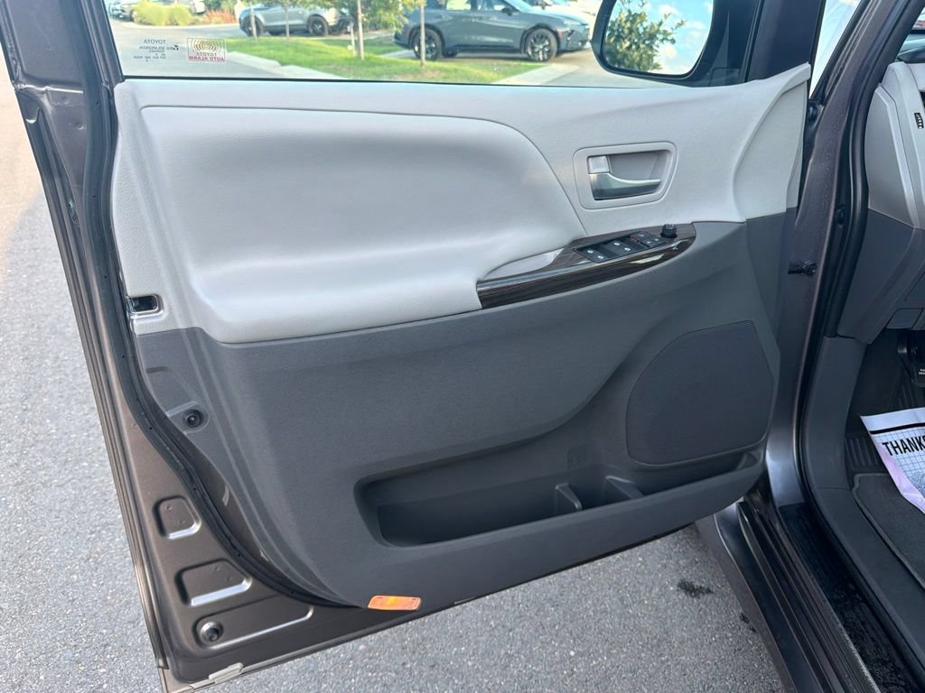 Used 2020 Toyota Sienna XLE w/ XLE Navigation Package AWD/4WD image 21