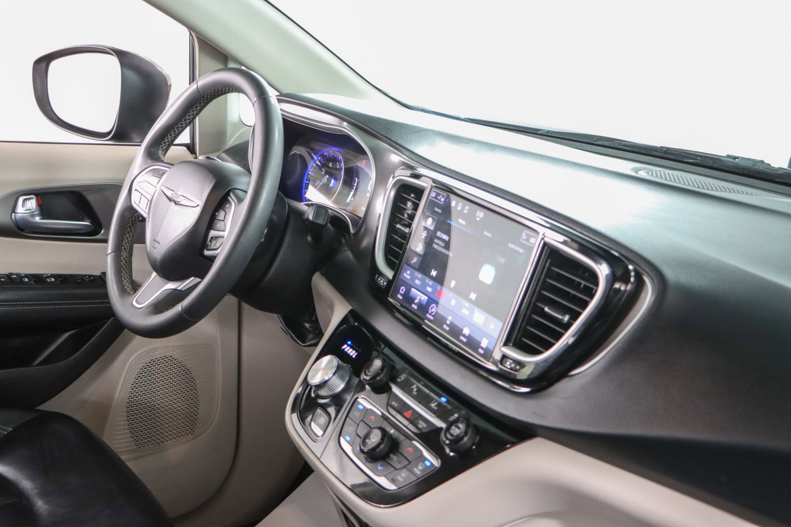 Used 2023 Chrysler Pacifica Touring-L FWD image 26