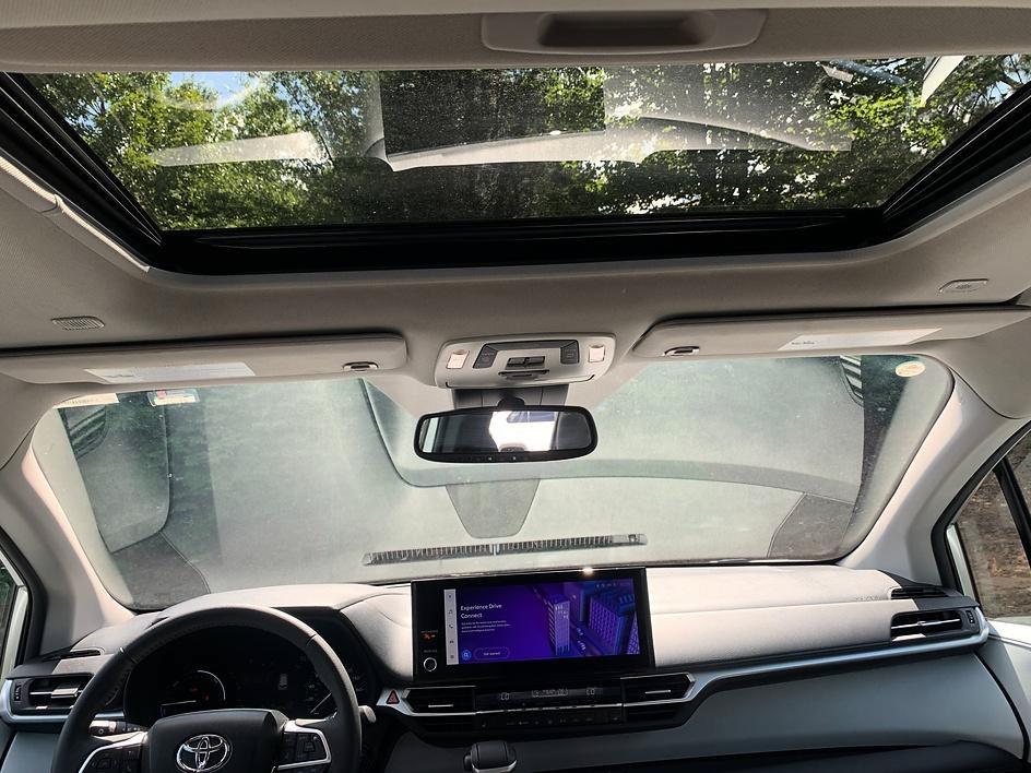 Certified 2025 Toyota Sienna XLE FWD image 19
