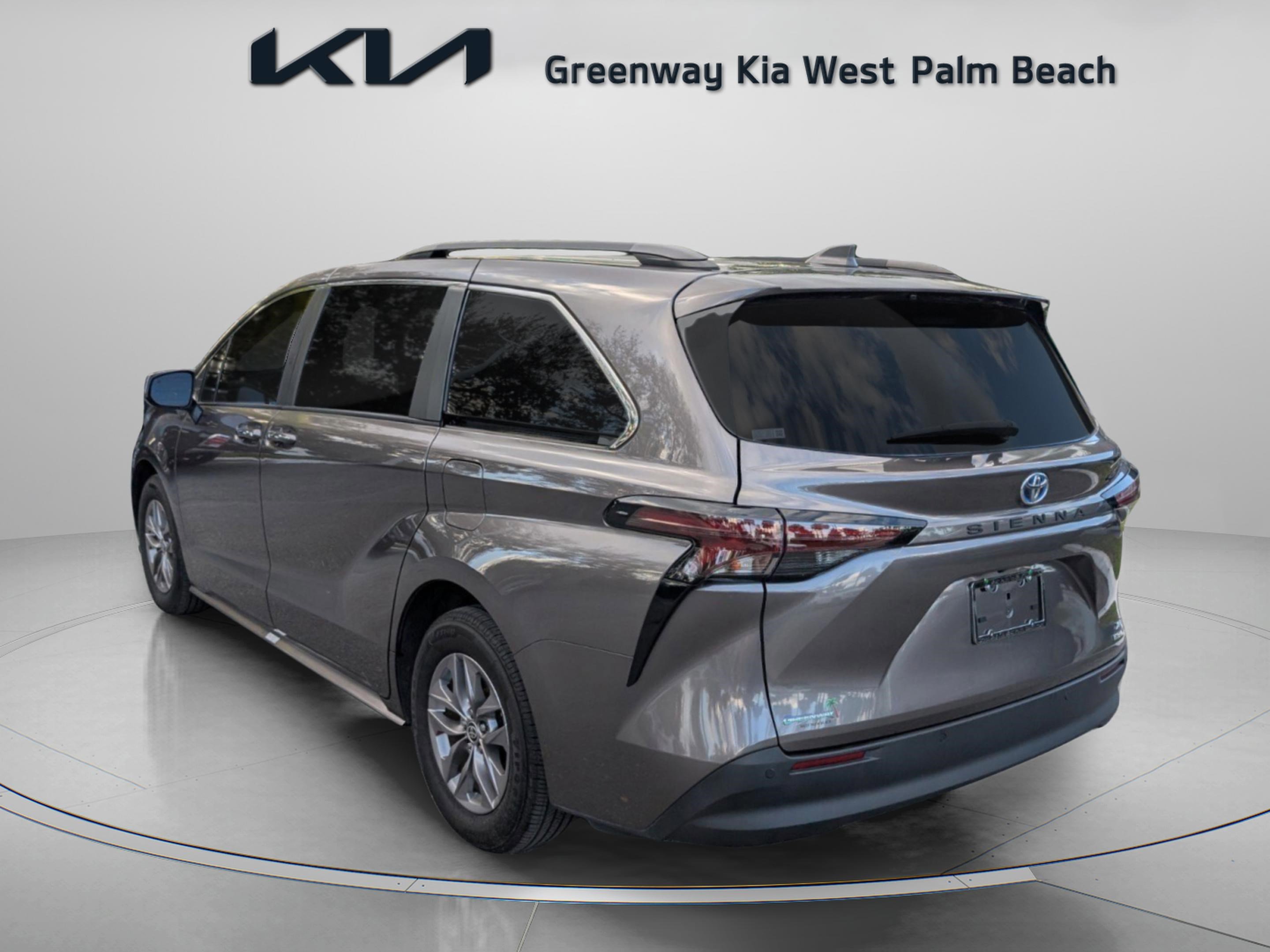Used 2023 Toyota Sienna XLE image 6
