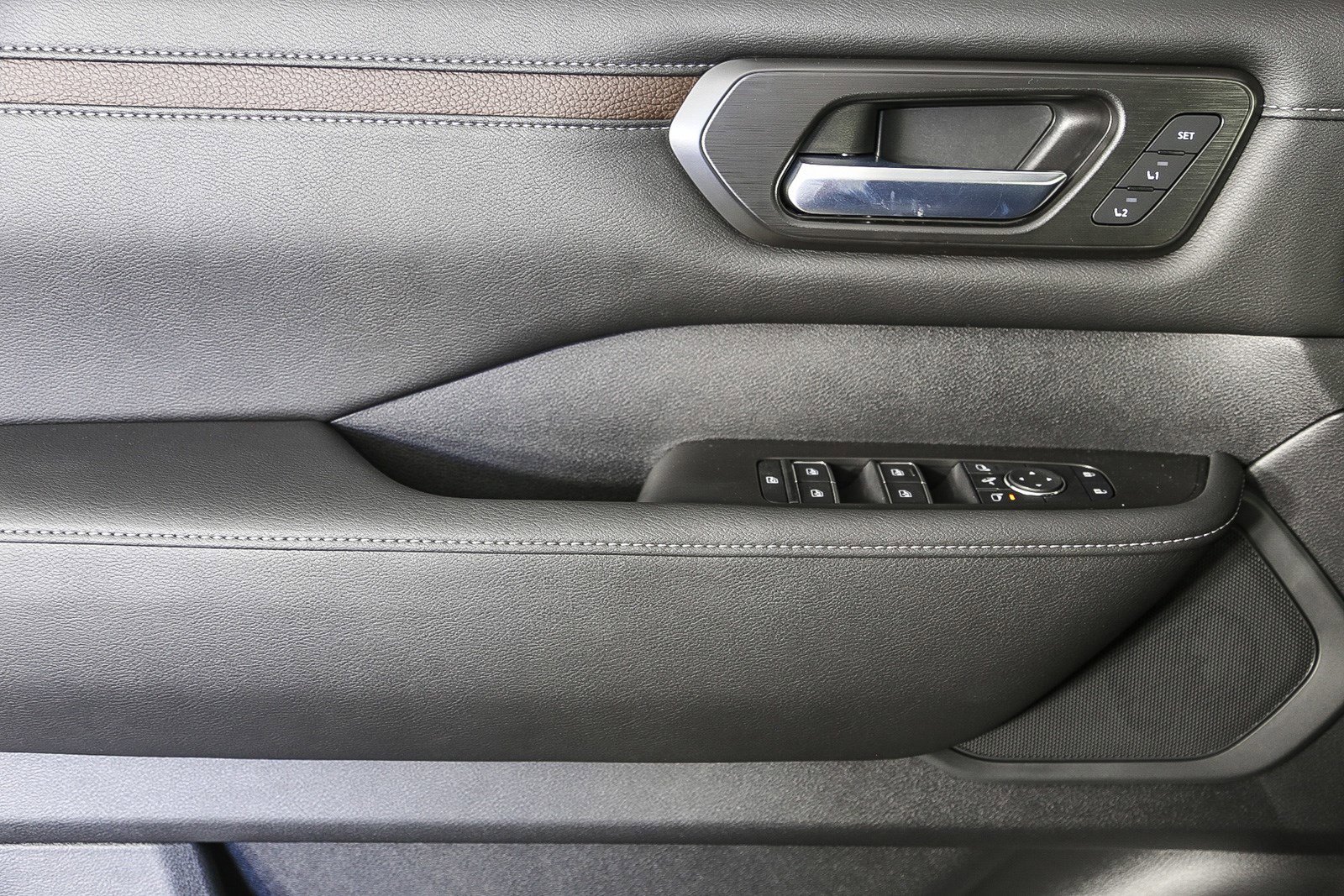 New 2025 Nissan Armada SL w/ Captain's Chari Seat Package image 27