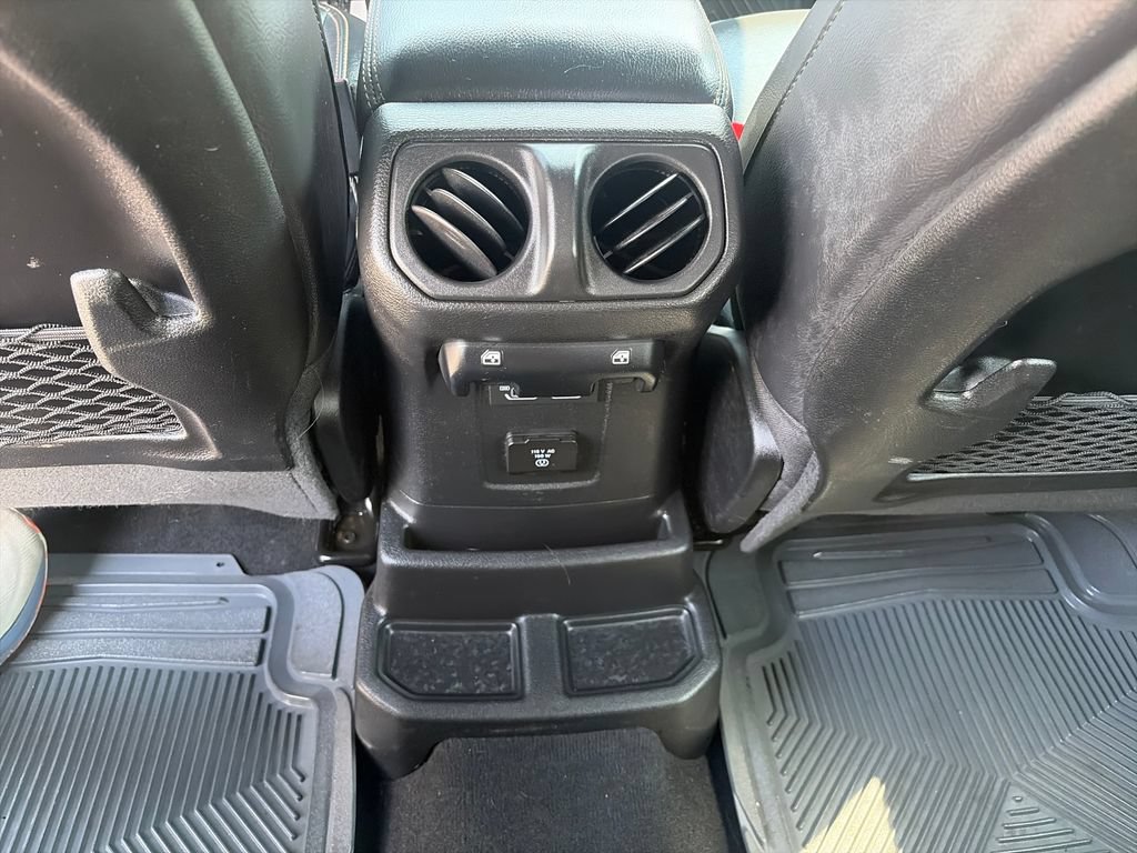 Used 2024 Jeep Wrangler Unlimited Sahara w/ Technology Group AWD/4WD image 43