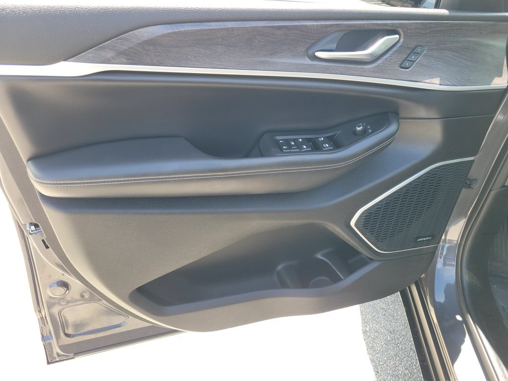 Used 2023 Jeep Grand Cherokee Limited w/ Luxury Tech Group II RWD image 19