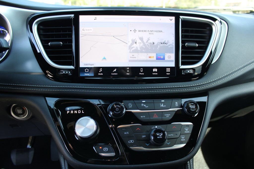 New 2026 Chrysler Pacifica Limited w/ S Appearance Package image 16