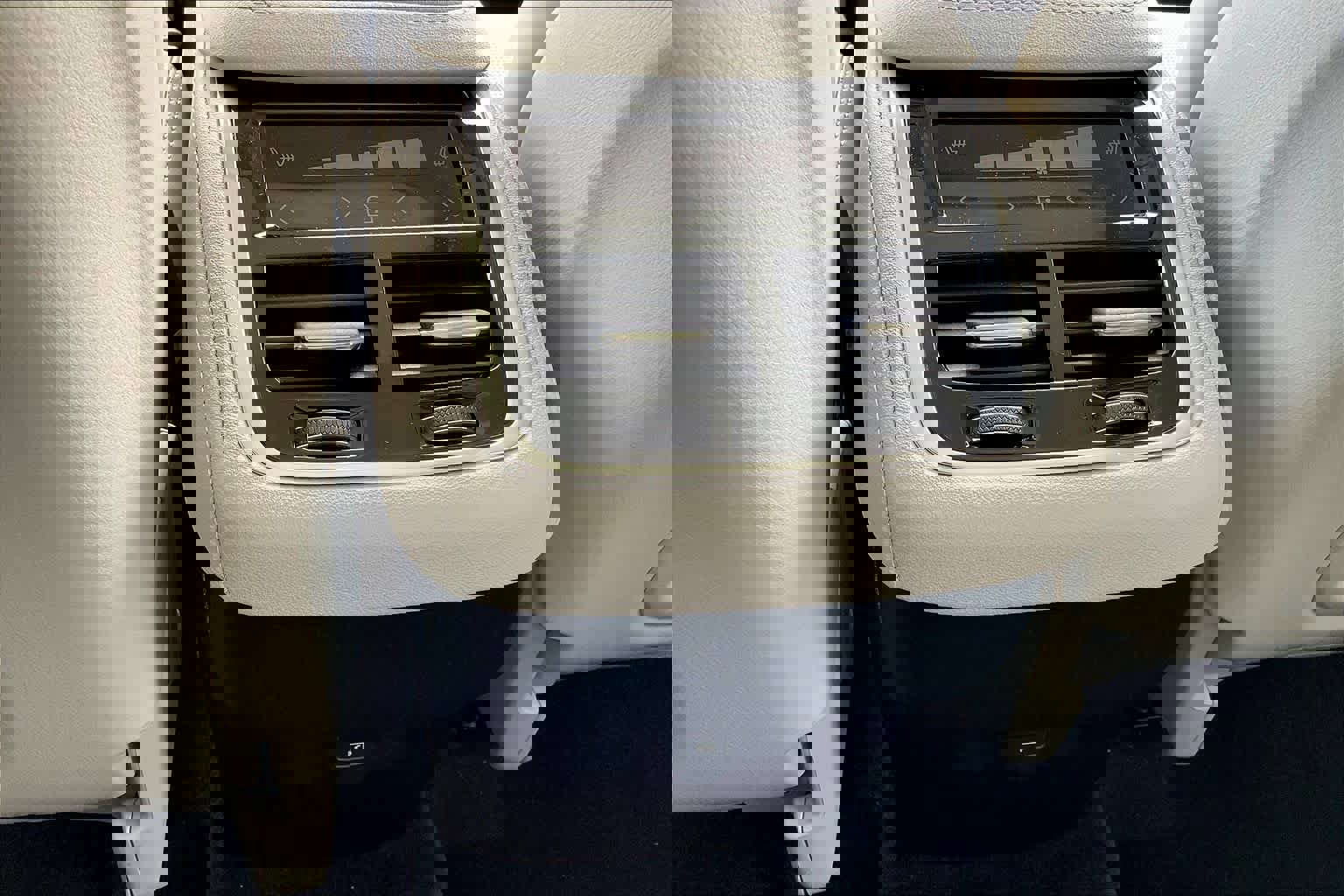 New 2026 Volvo XC90 B6 Ultra w/ Protection Package image 16