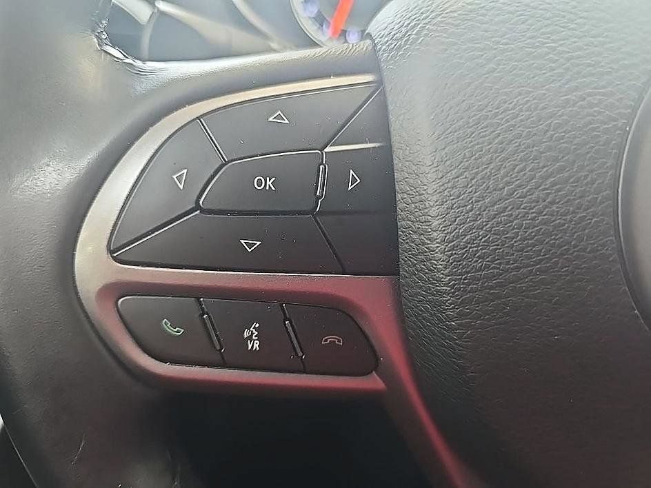 Used 2019 Jeep Cherokee Limited AWD/4WD image 18