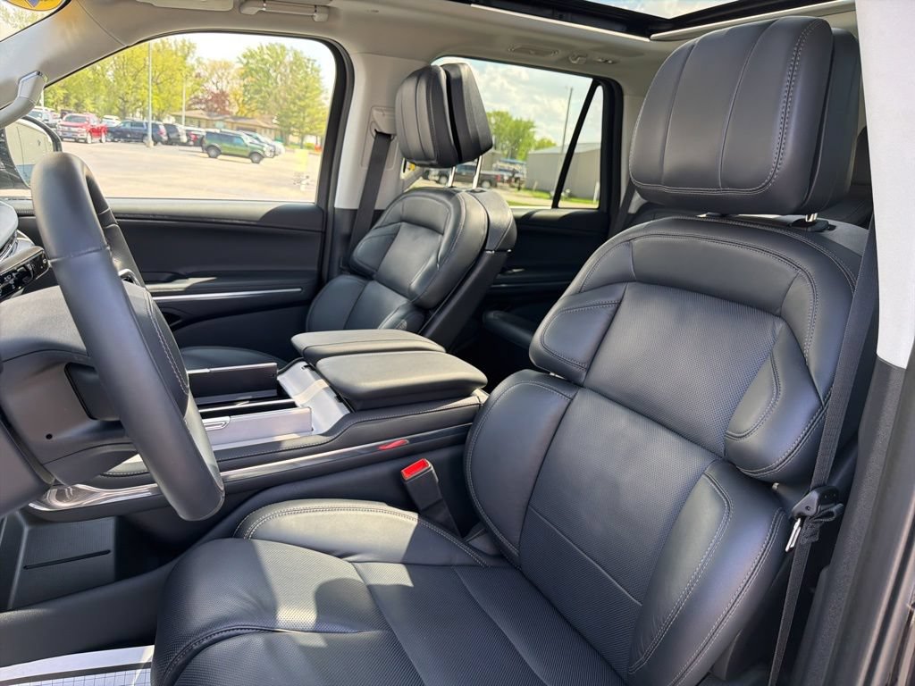 Used 2025 Lincoln Navigator Reserve AWD/4WD image 12