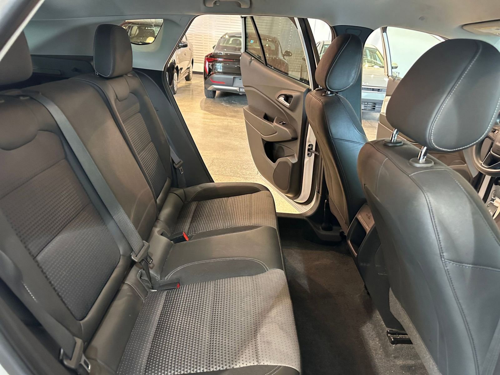 Used 2025 Chevrolet Trax LT FWD image 36