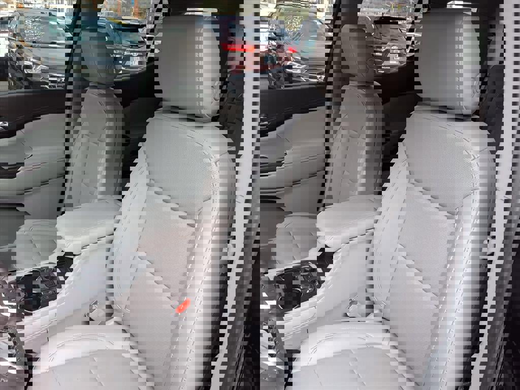 Used 2023 GMC Acadia SLT w/ Technology Package image 13