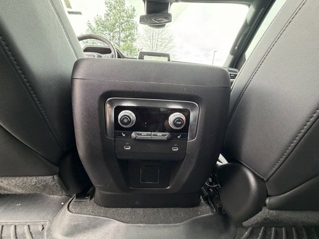 Used 2024 GMC Yukon XL SLT w/ SLT Luxury Package image 18