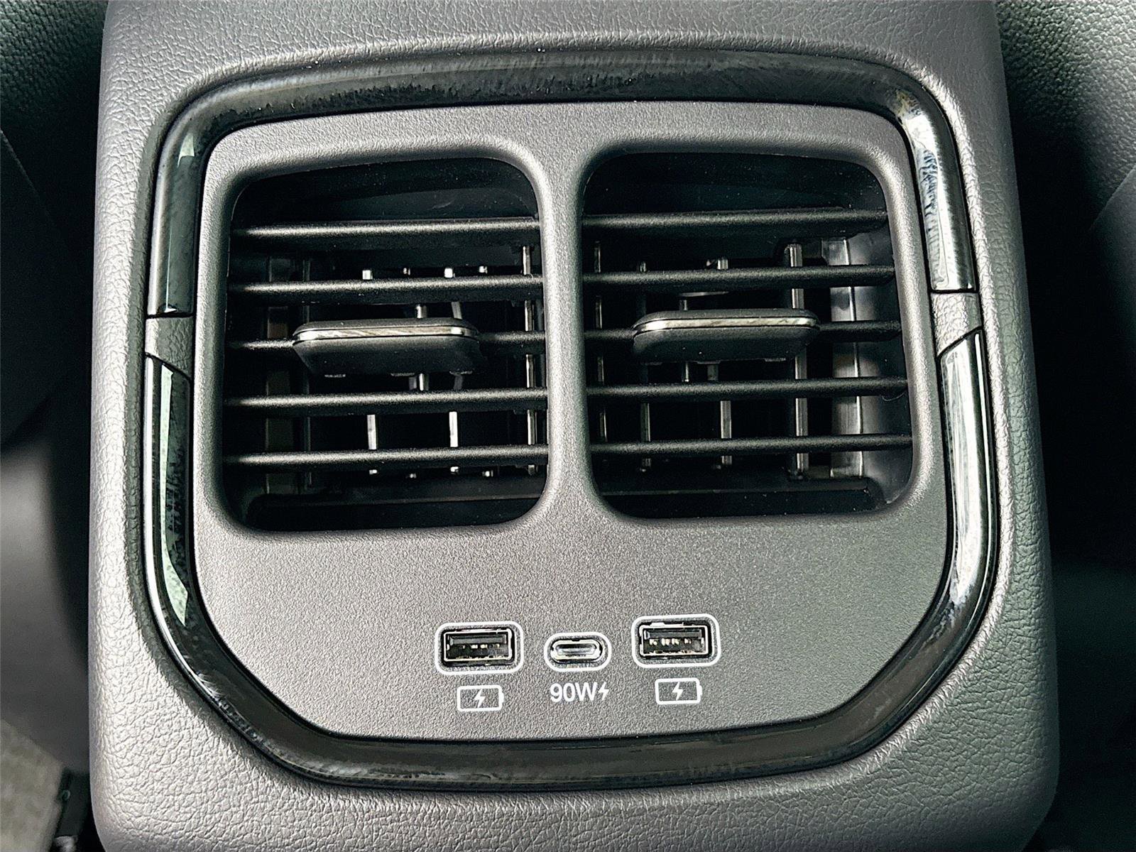 New 2025 VinFast VF 8 Eco AWD/4WD image 24