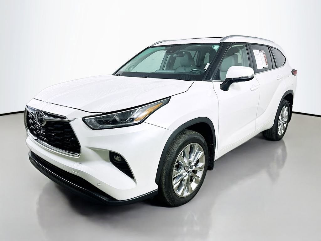 Used 2024 Toyota Highlander Limited image 3