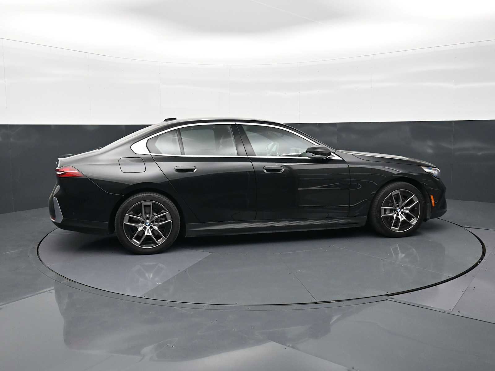 Used 2026 BMW i5 eDrive40 w/ Executive Package RWD image 4