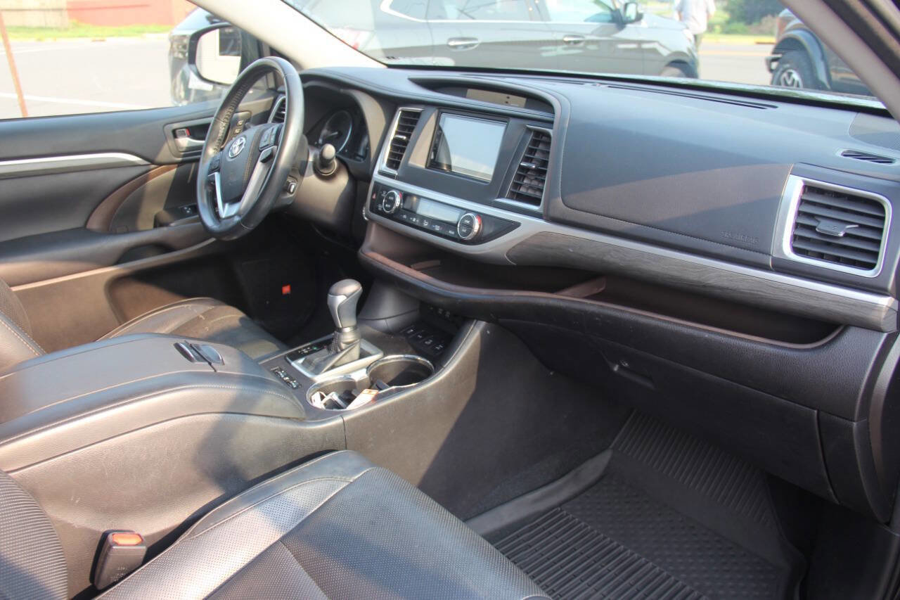 Used 2018 Toyota Highlander Limited AWD 4dr SUV image 28