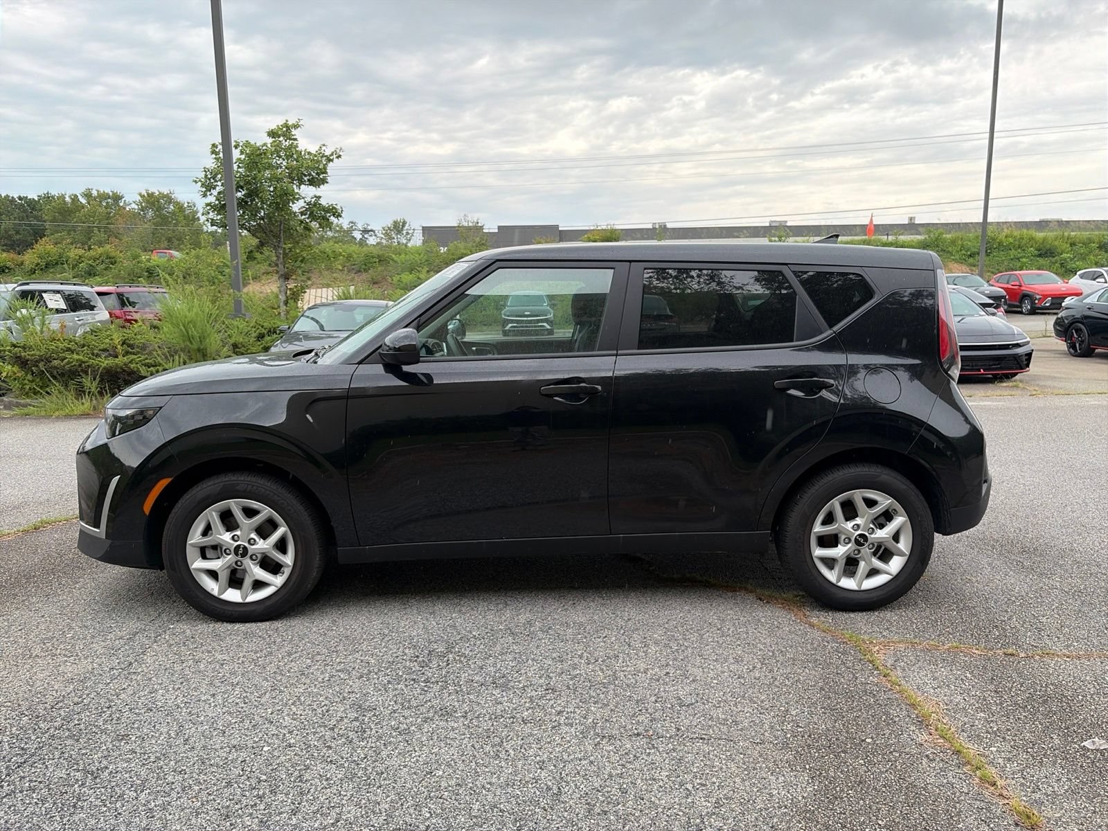Used 2025 Kia Soul LX w/ LX Technology Package FWD image 3