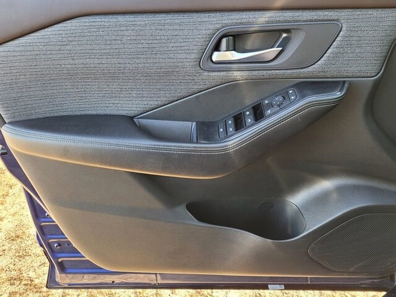 Used 2023 Nissan Rogue SV image 27