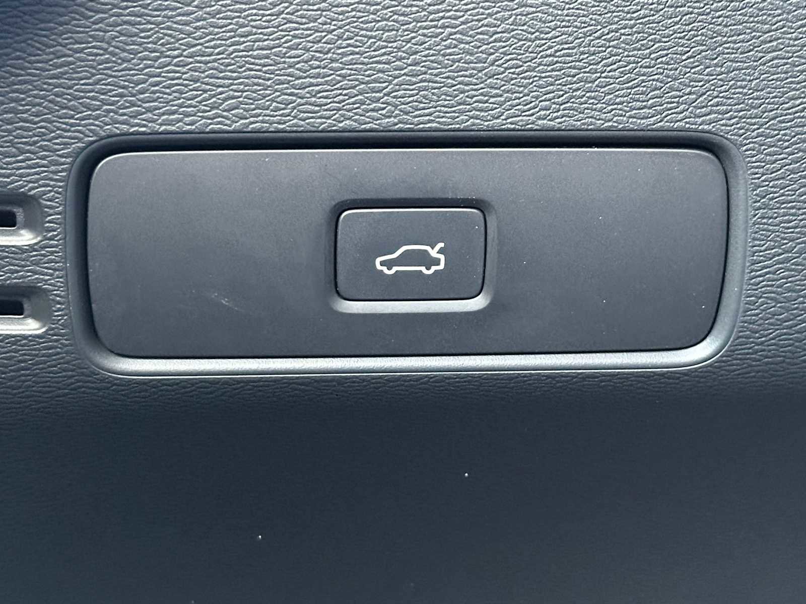 Certified 2023 Volvo XC40 Recharge Ultimate w/ Protection Package Premier AWD/4WD image 32