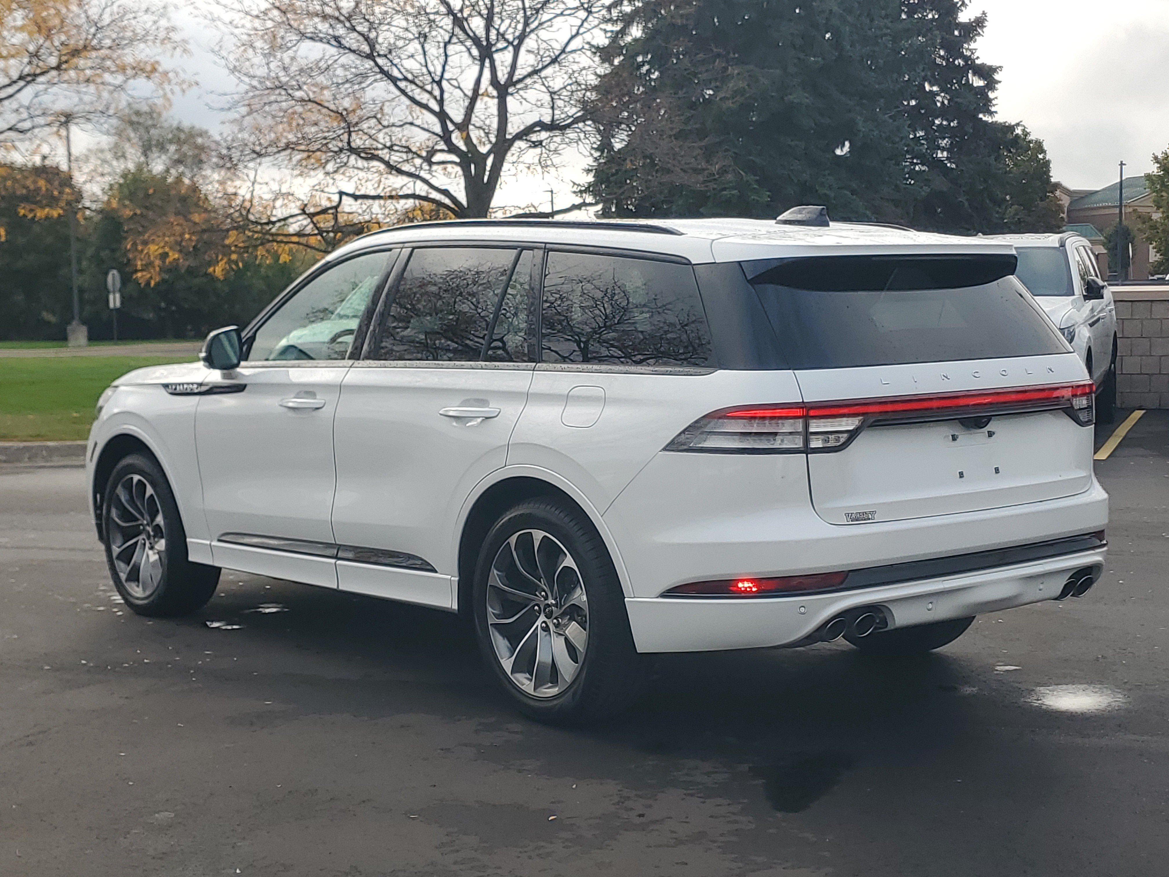 New 2026 Lincoln Aviator AWD image 3