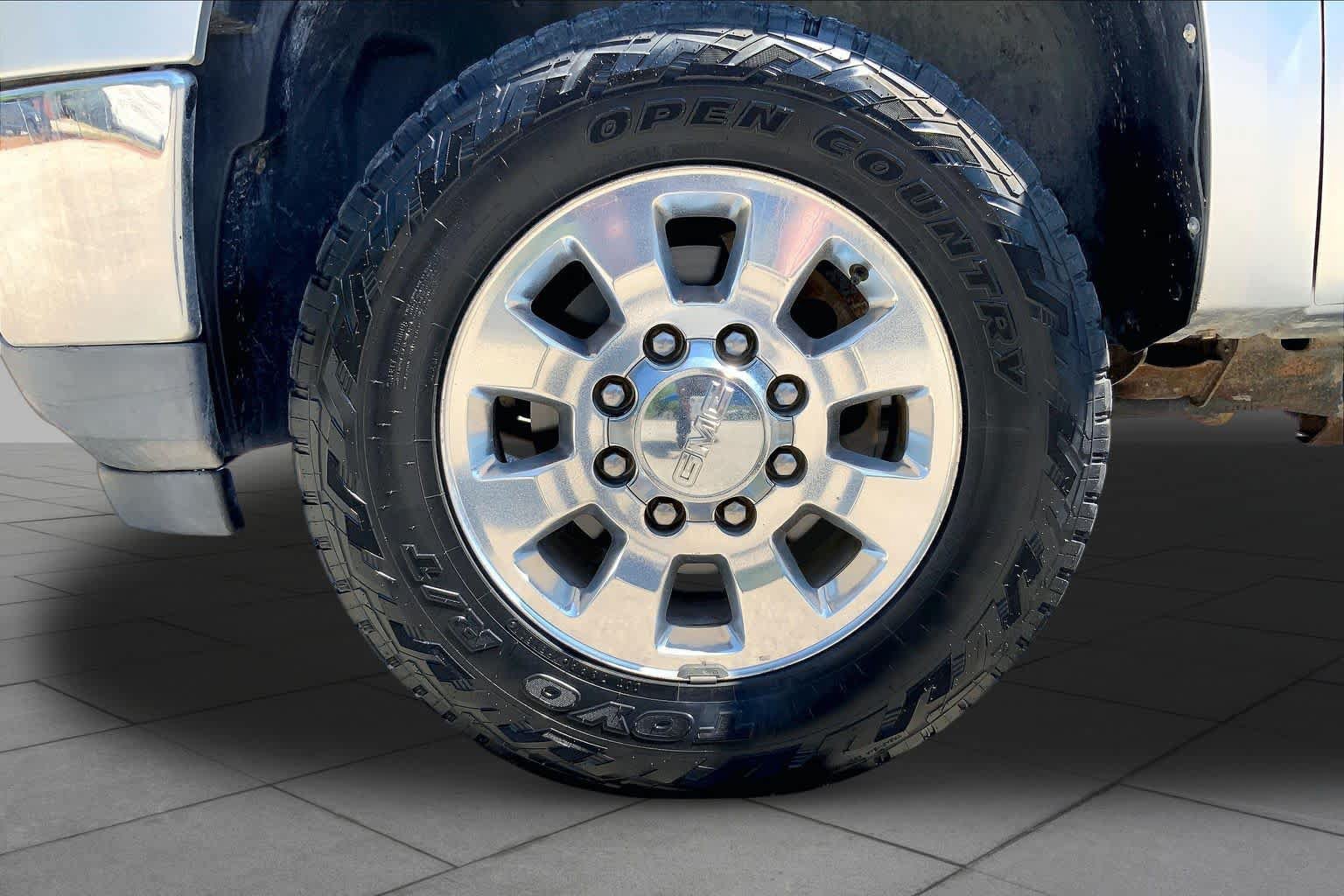 Used 2014 GMC Sierra 2500 SLT w/ Suspension Package, Off-Road AWD/4WD image 10