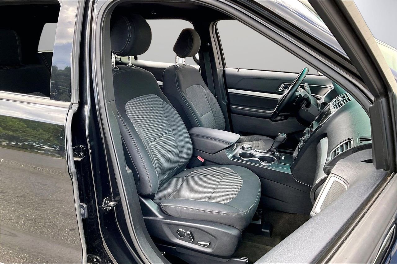 Used 2016 Ford Explorer XLT w/ Equipment Group 201A image 24