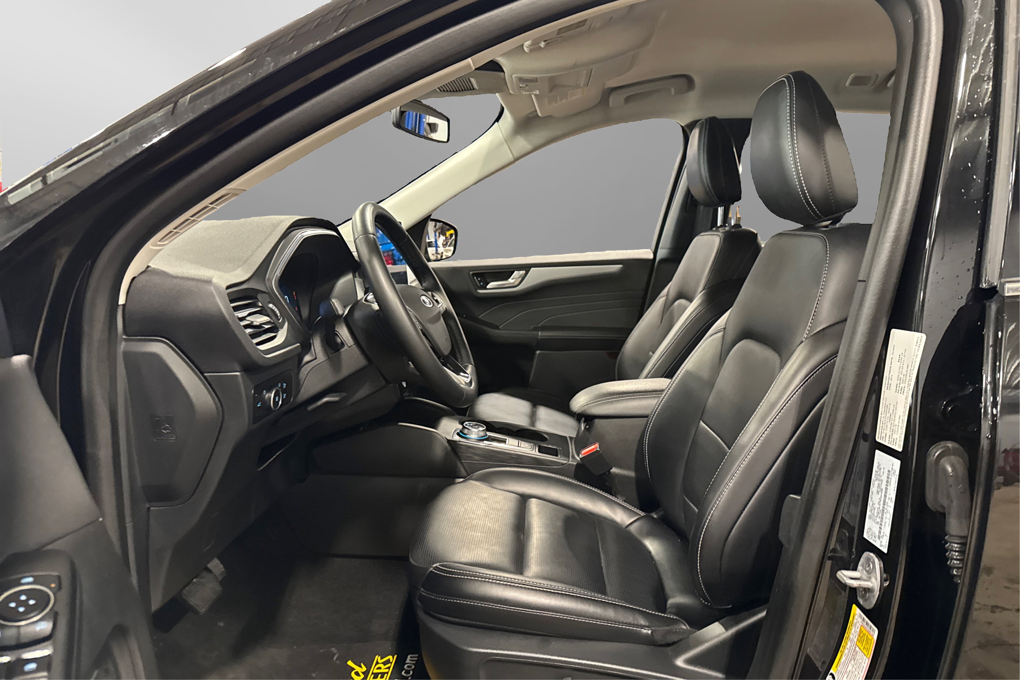 Used 2025 Ford Escape Platinum AWD/4WD image 18